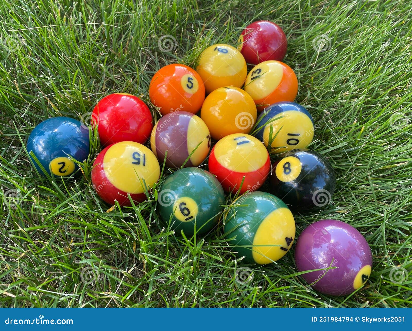 Bolas De Bilhar Para Bilhar Americano. Bolas De Bilhar. Pirâmide Billiard  Snooker. Piscina Americana. Jogo De Bilhar Na Mesa. Foto de Stock - Imagem  de esferas, esporte: 251984794