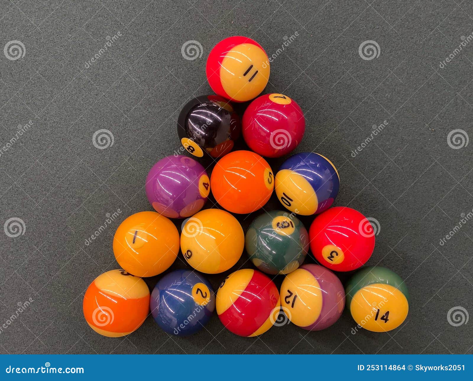 Bolas De Bilhar Para Bilhar Americano. Bolas De Bilhar. Pirâmide Billiard  Snooker. Piscina Americana. Jogo De Bilhar Na Mesa. Foto de Stock - Imagem  de esferas, esporte: 251984794