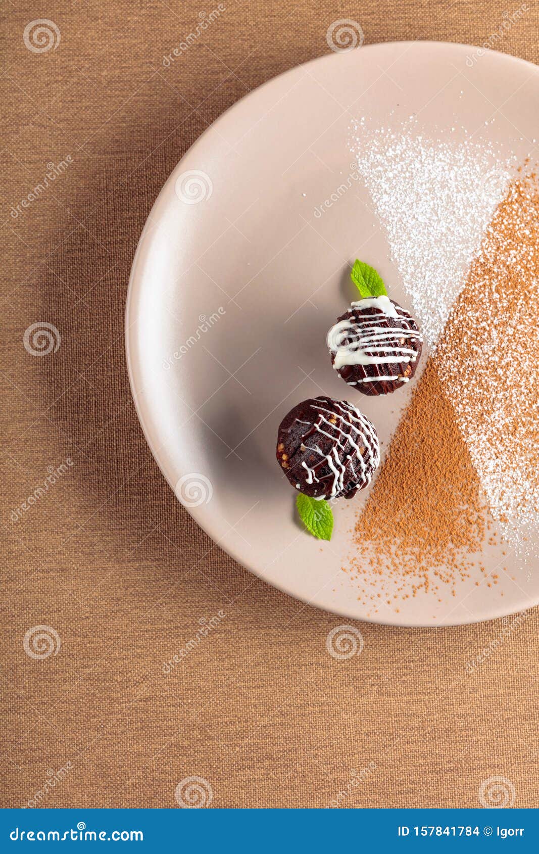 Bolas De Chocolate Con Menta En Una Placa Beige Foto de archivo