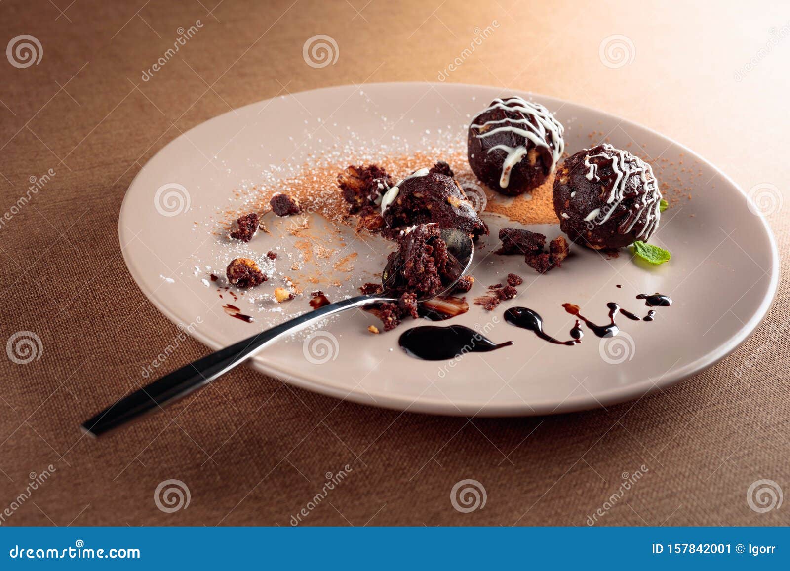 Bolas De Chocolate Con Menta En Una Placa Beige Imagen de archivo