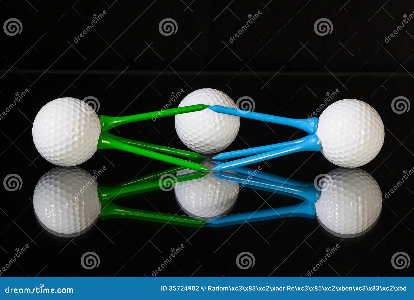 Bolas de golfe brancas e T coloridos diferentes em uma mesa preta