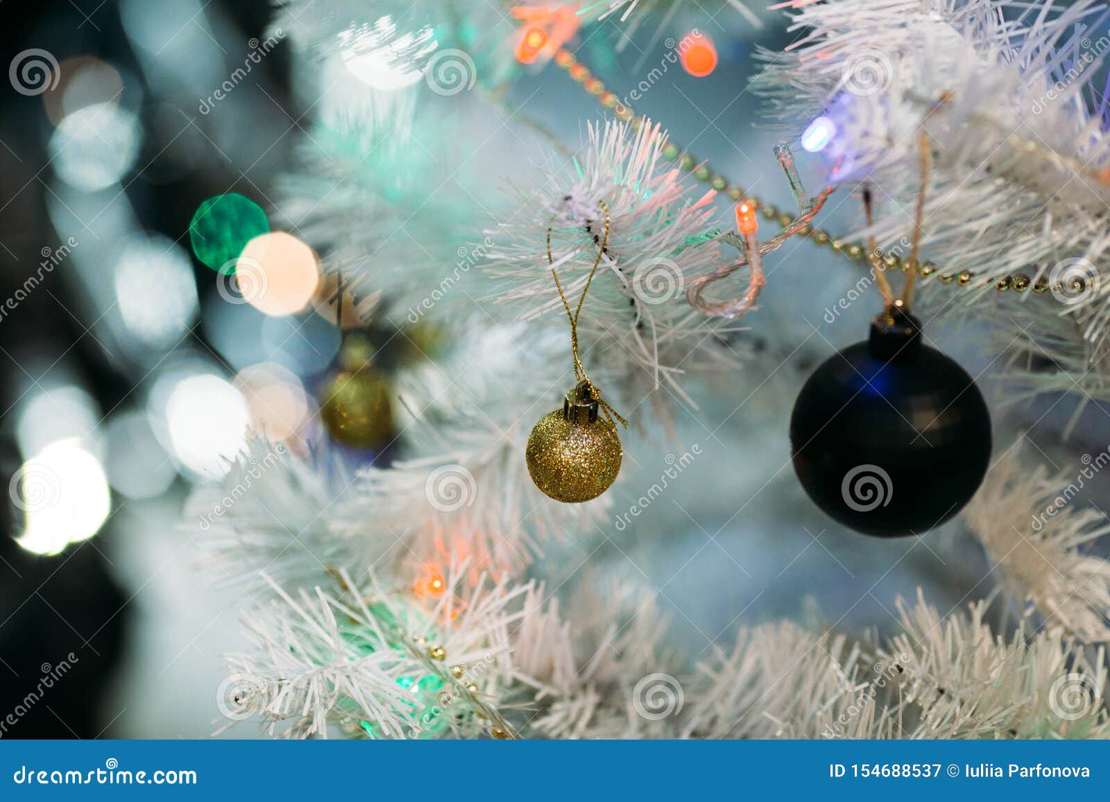 Bolas De Natal Douradas E Pretas, Em árvore De Natal Branca E Lisa Imagem de Stock - Imagem de branco, fundo: 154688537 Bolas De Natal Douradas E Pretas, Em árvore De Natal Branca E Lisa Imagem de Stock - Imagem de branco, fundo: 154688537