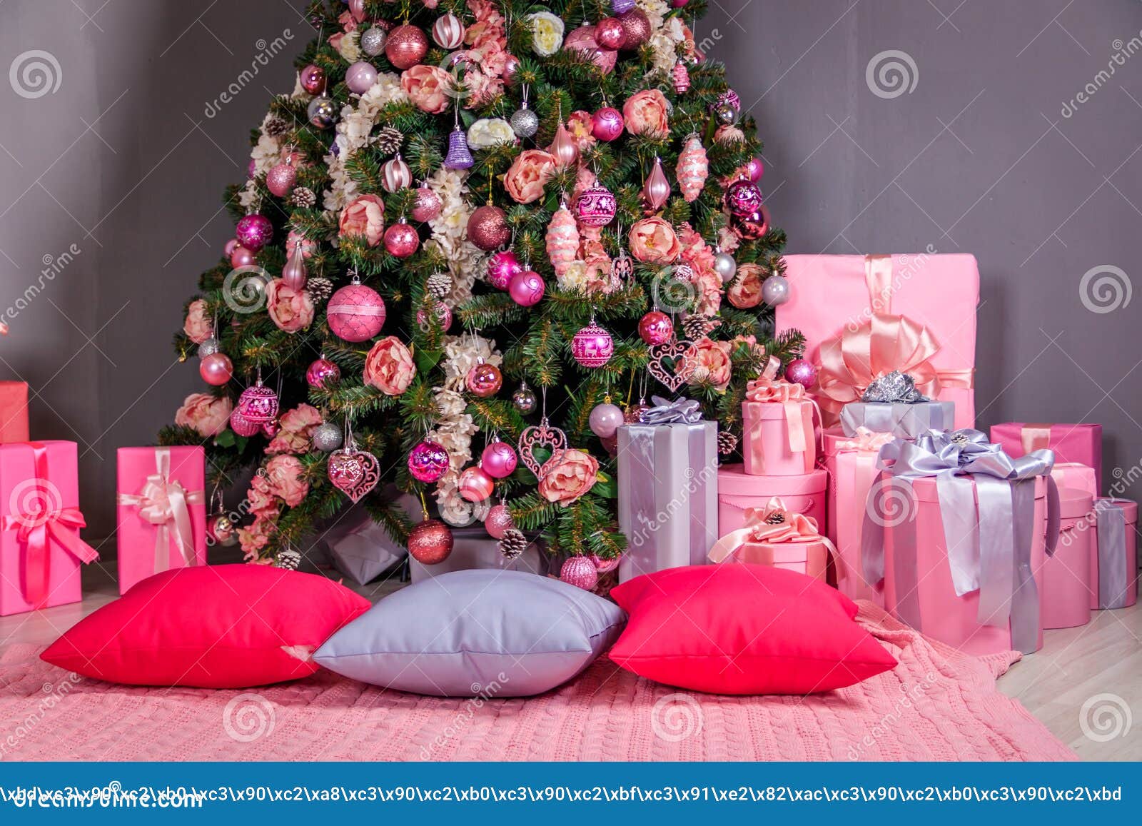 Bolas De Navidad Rosas En El árbol De Navidad Decoración De árbol De Navidad  Foto de archivo - Imagen de bola, navidad: 134157260