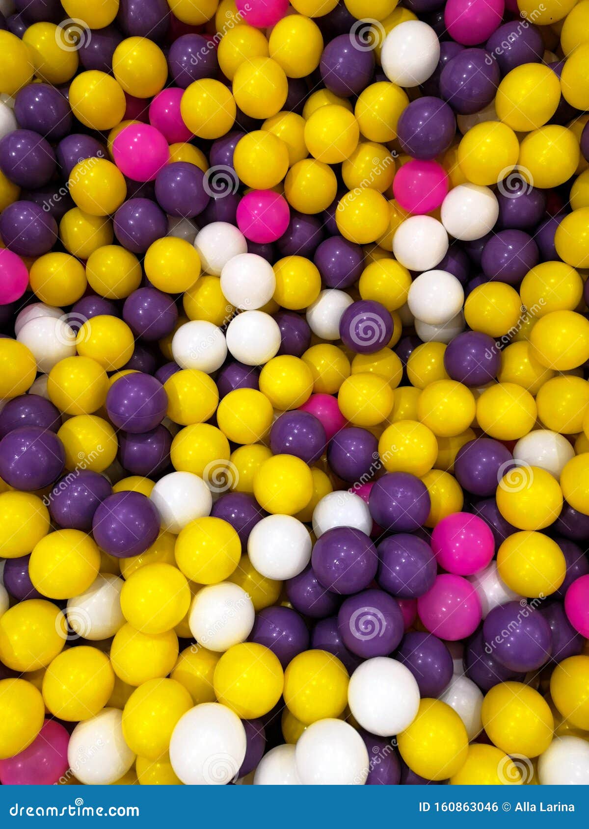 Bolas coloridas na piscina com bolas na sala de jogos