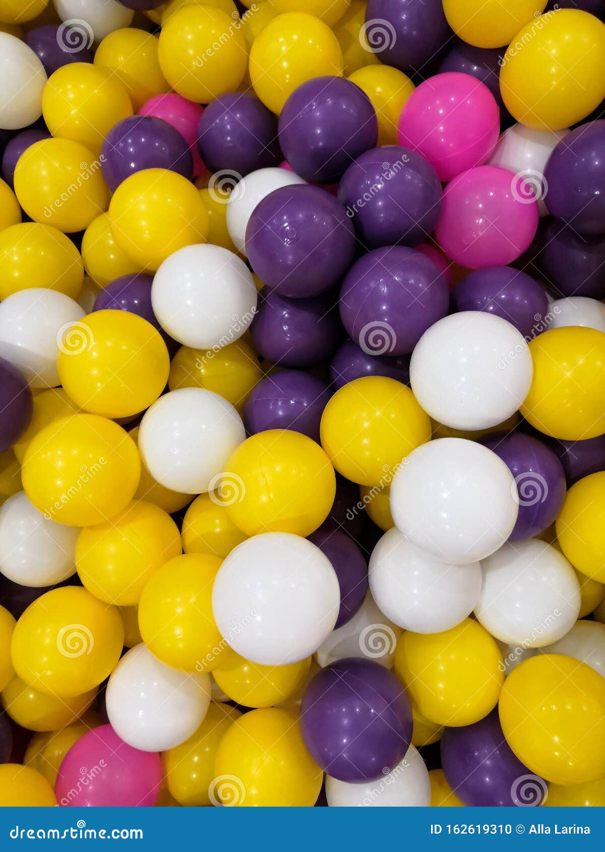 Fundo de muitas bolas coloridas de plástico na piscina de bolas em