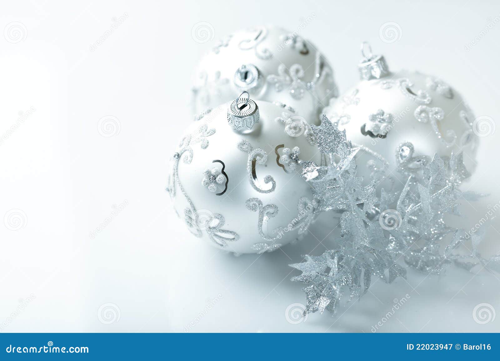 Bolas De Plata De La Navidad En El Fondo Blanco Imagen de archivo