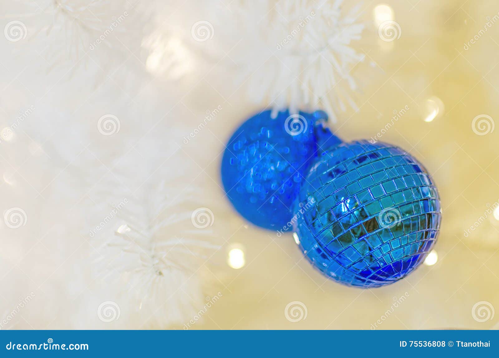 Bolas do Natal com a fita no fundo abstrato