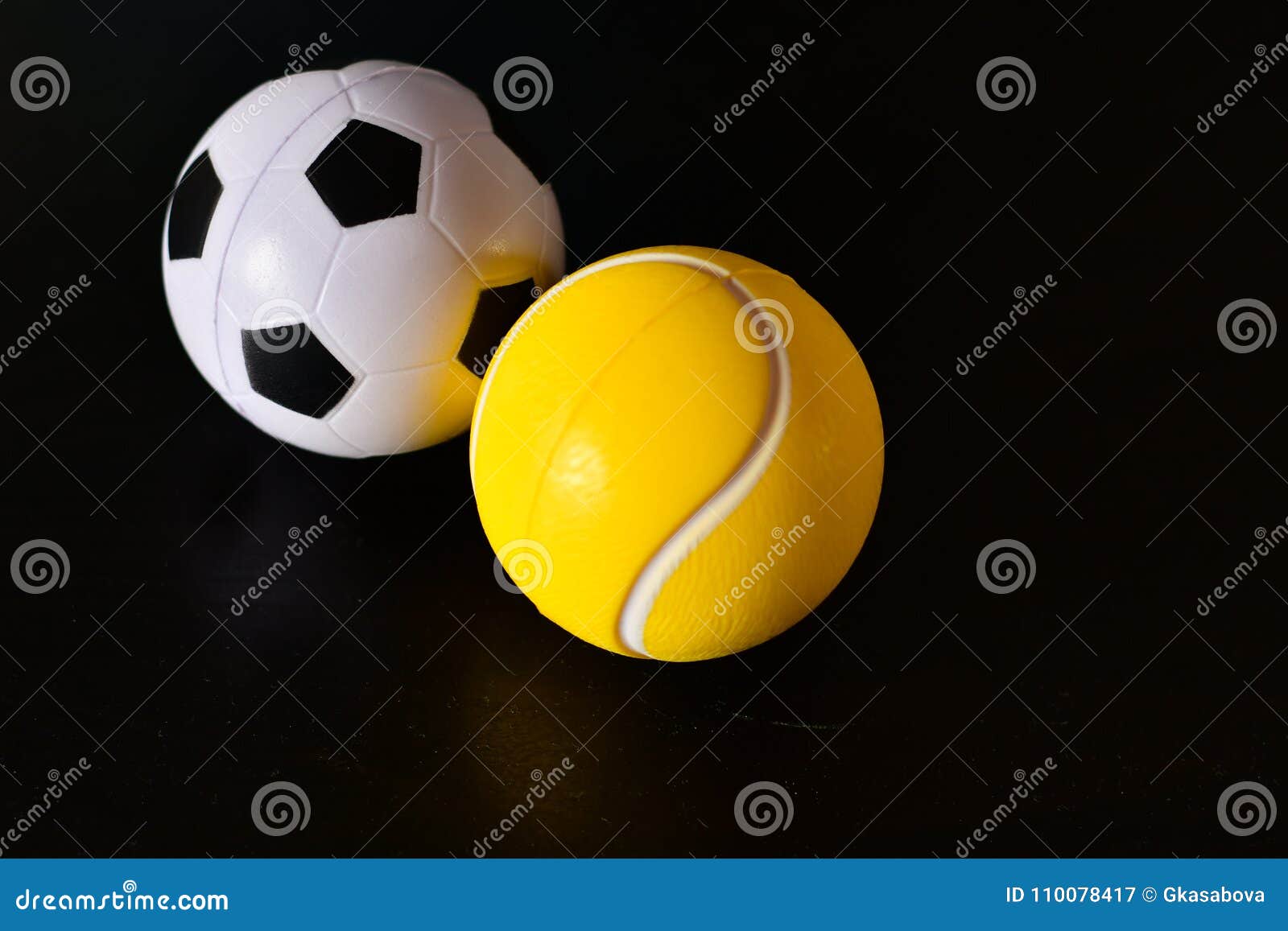 Bolas Do Tênis E Do Futebol Imagem de Stock - Imagem de tênis, futebol: 110078417