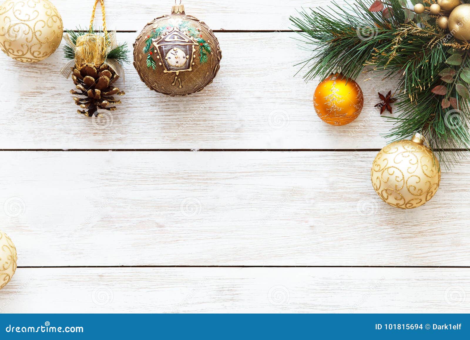 Bolas Do Xmas Na árvore Do Feliz Natal, Decoração Do Cartão Do Ano Novo  Feliz No Fundo De Madeira Branco, Vista Superior, Espaço Foto de Stock -  Imagem de creativo, feriado: 101815694