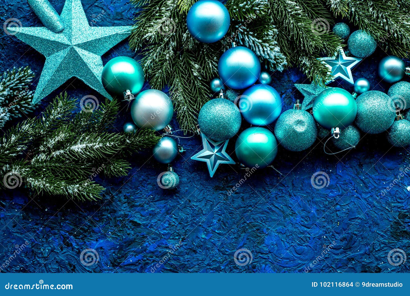 Bolas E Modelo Das Estrelas Para Decorar a árvore De Natal Na Opinião Superior Do Fundo Azul Foto de Stock - Imagem de filial, brilhante: 102116864 Bolas E Modelo Das Estrelas Para Decorar a árvore De Natal Na Opinião Superior Do Fundo Azul Foto de Stock - Imagem de filial, brilhante: 102116864