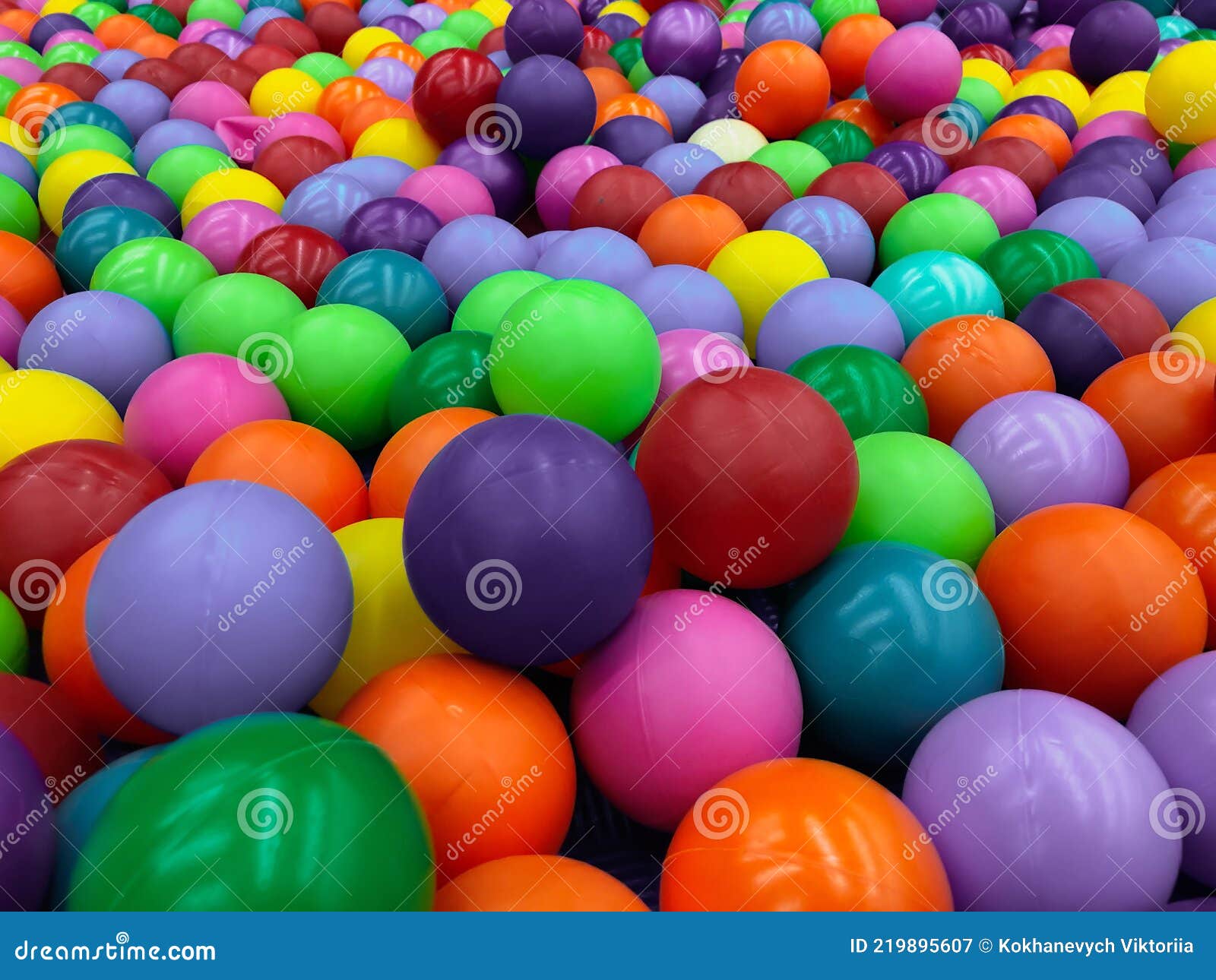 Bolas coloridas brilhantes para a piscina seca para jogos infantis