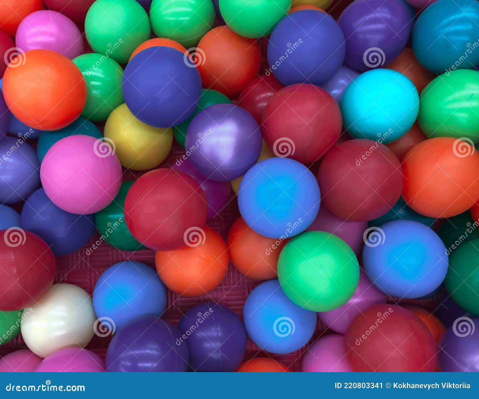 Bolas coloridas brilhantes para a piscina para jogos infantis.