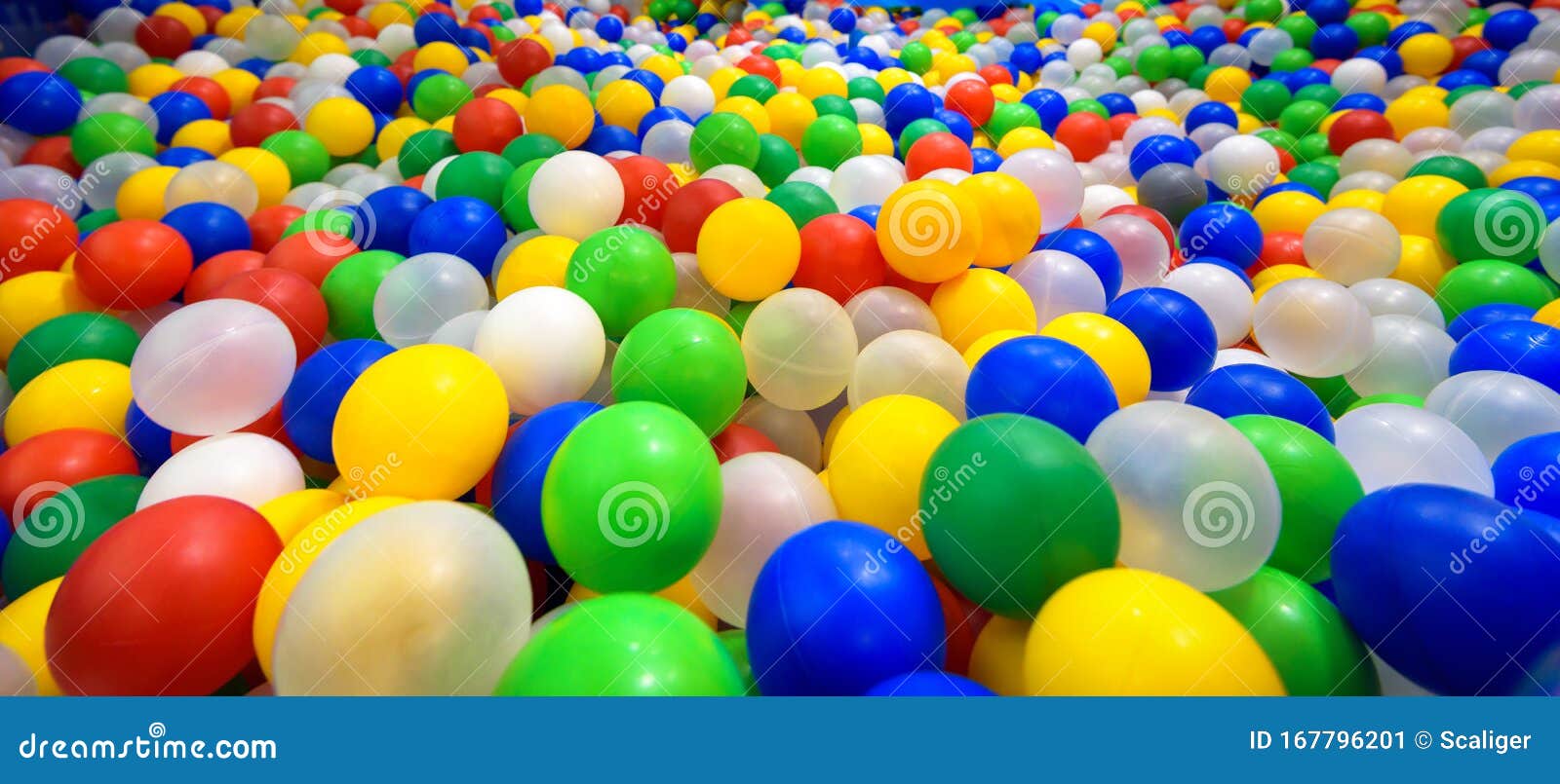 Bolas de plástico coloridas na grande piscina seca no centro de