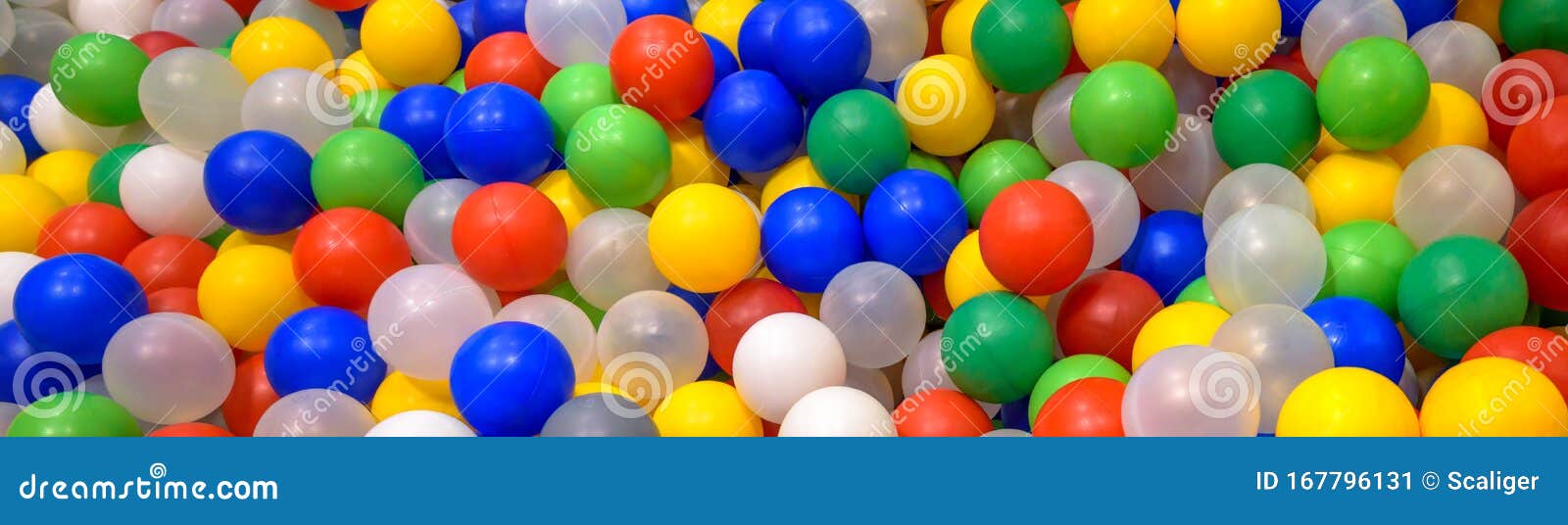 Fundo de muitas bolas coloridas de plástico na piscina de bolas em uma sala  de jogos para crianças