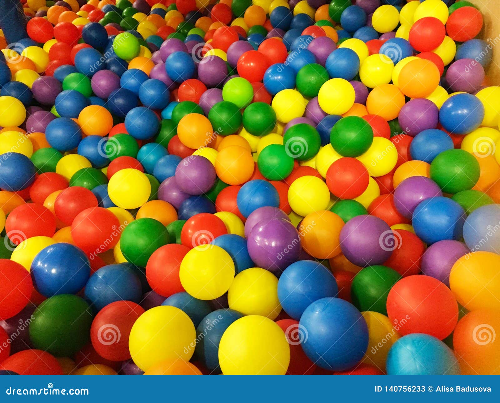 Bolas coloridas na piscina com bolas na sala de jogos