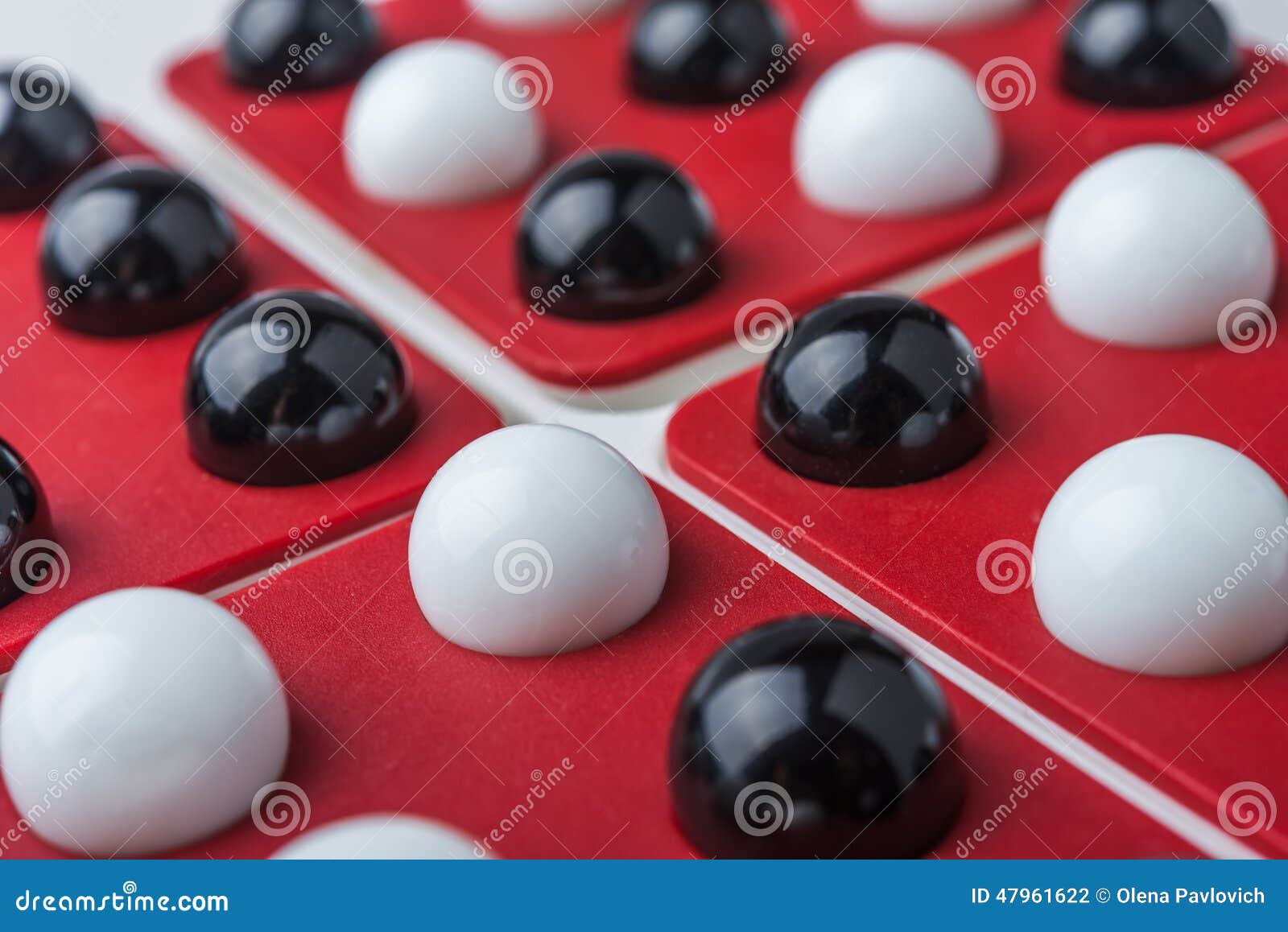 Игра белого шарика. Игра с белыми и черными шариками. Игра настольная черные и белые шарики. Игрушки шарики белые черные. Игра настольная с черно-белыми шарами.