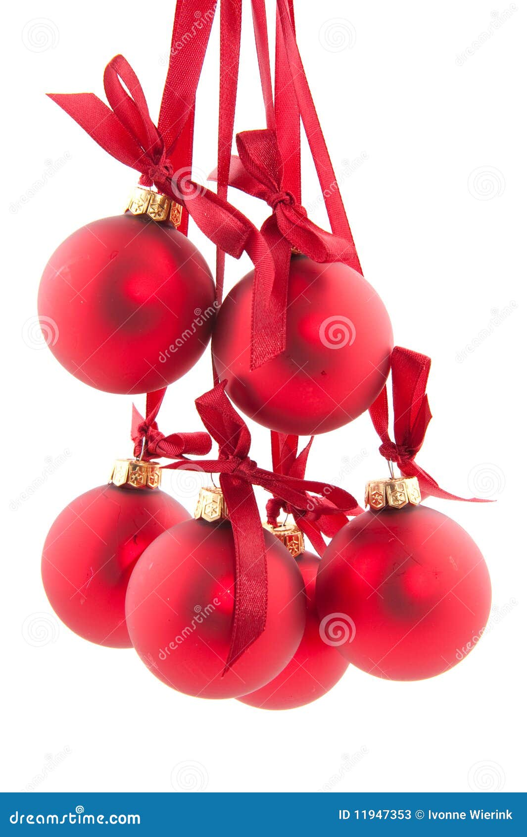Un manojo de bolas rojas de la Navidad aisladas sobre blanco