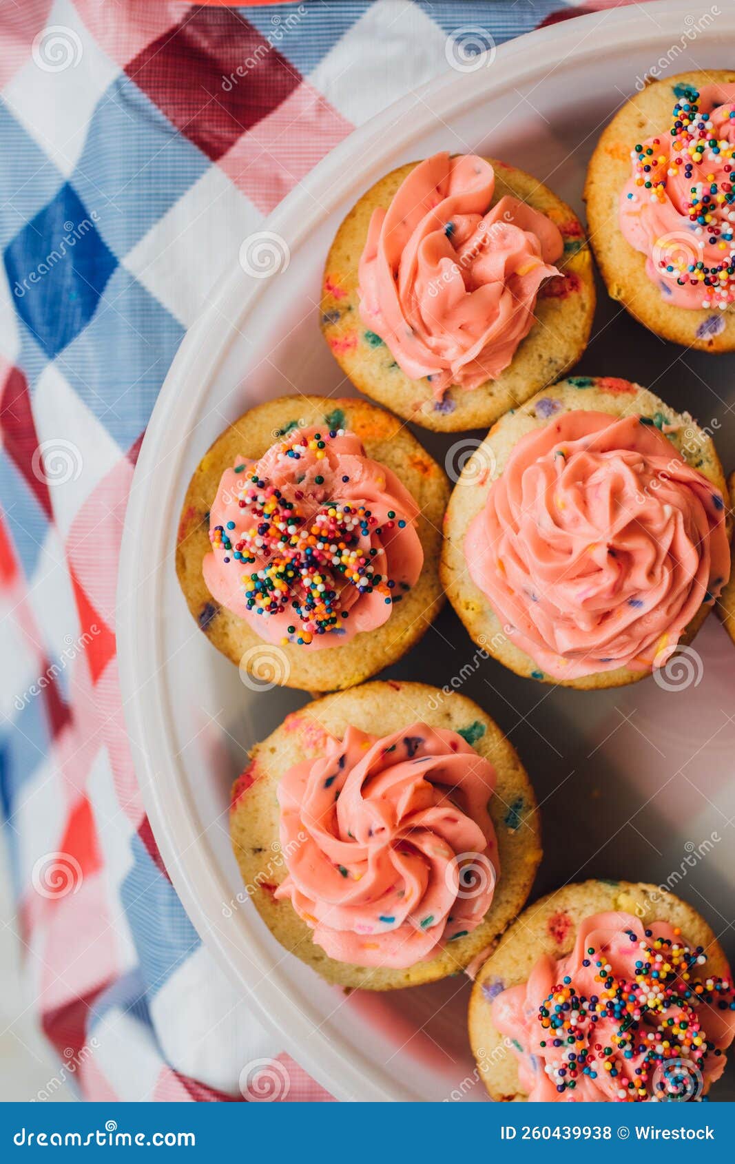 https://thumbs.dreamstime.com/z/bolinhos-de-funfeto-cor-rosa-com-aspersores-em-tupperware-vista-cima-para-baixo-gelo-rosado-cupcakes-anivers%C3%A1rio-confetti-260439938.jpg