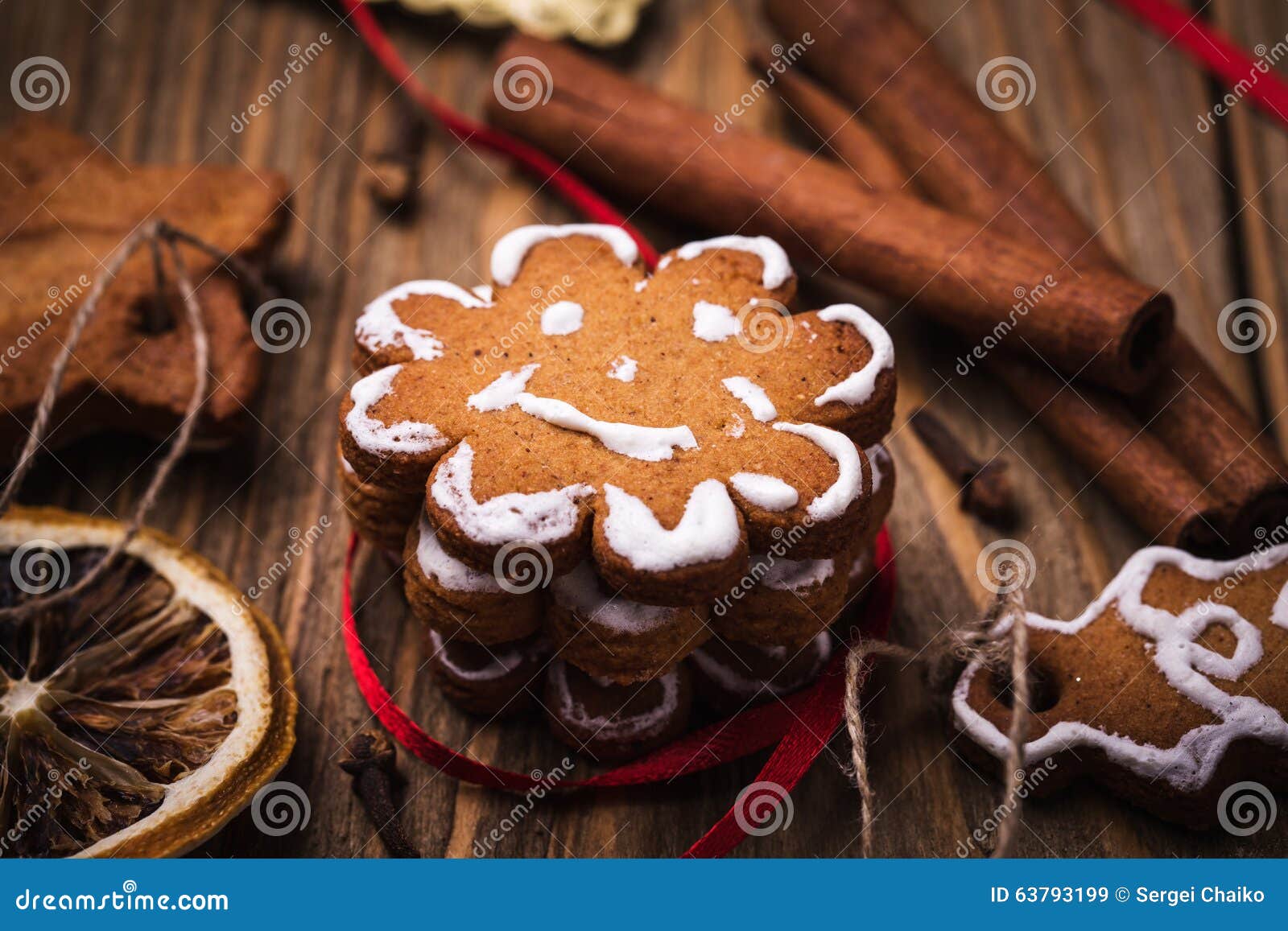 Bolinhos e especiarias do Natal. Cookies do Natal e especiarias, close up