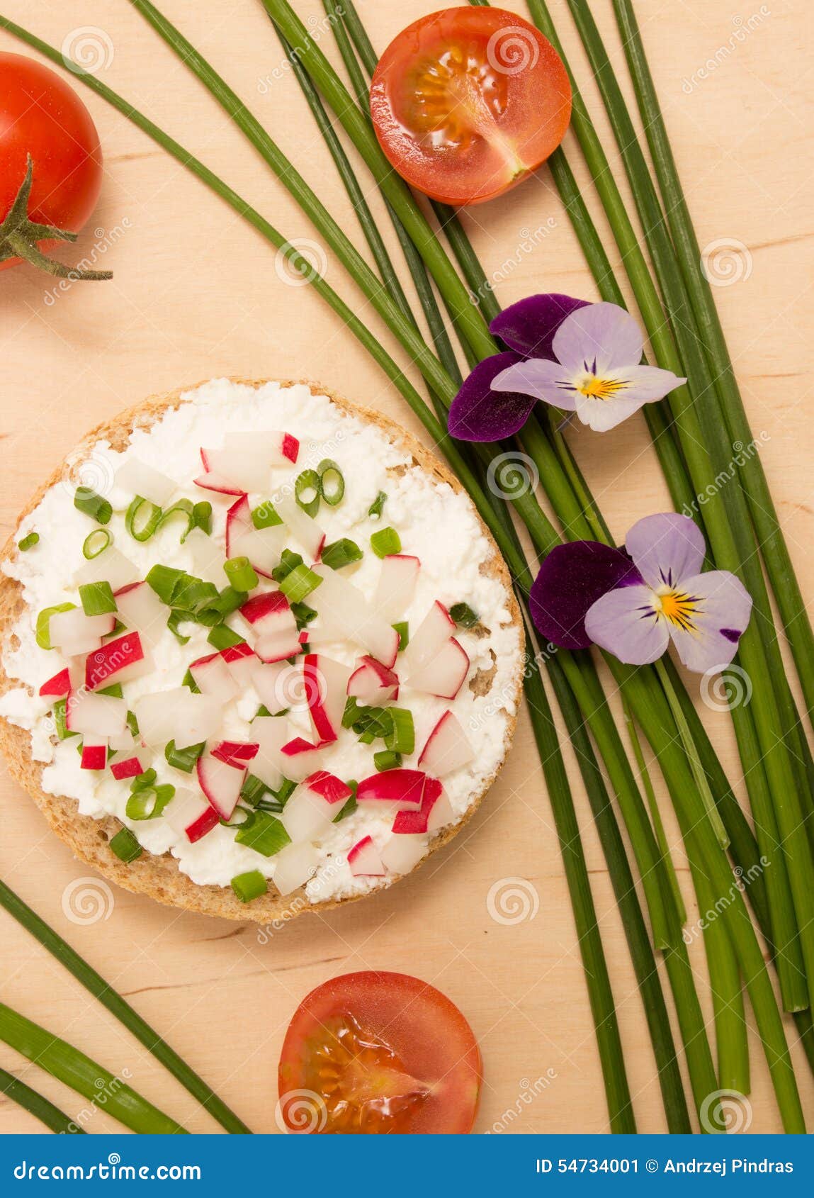 Bollos con requesón y el rábano fresco. Comida vegetariana con los bollos, el requesón y las verduras curruscantes