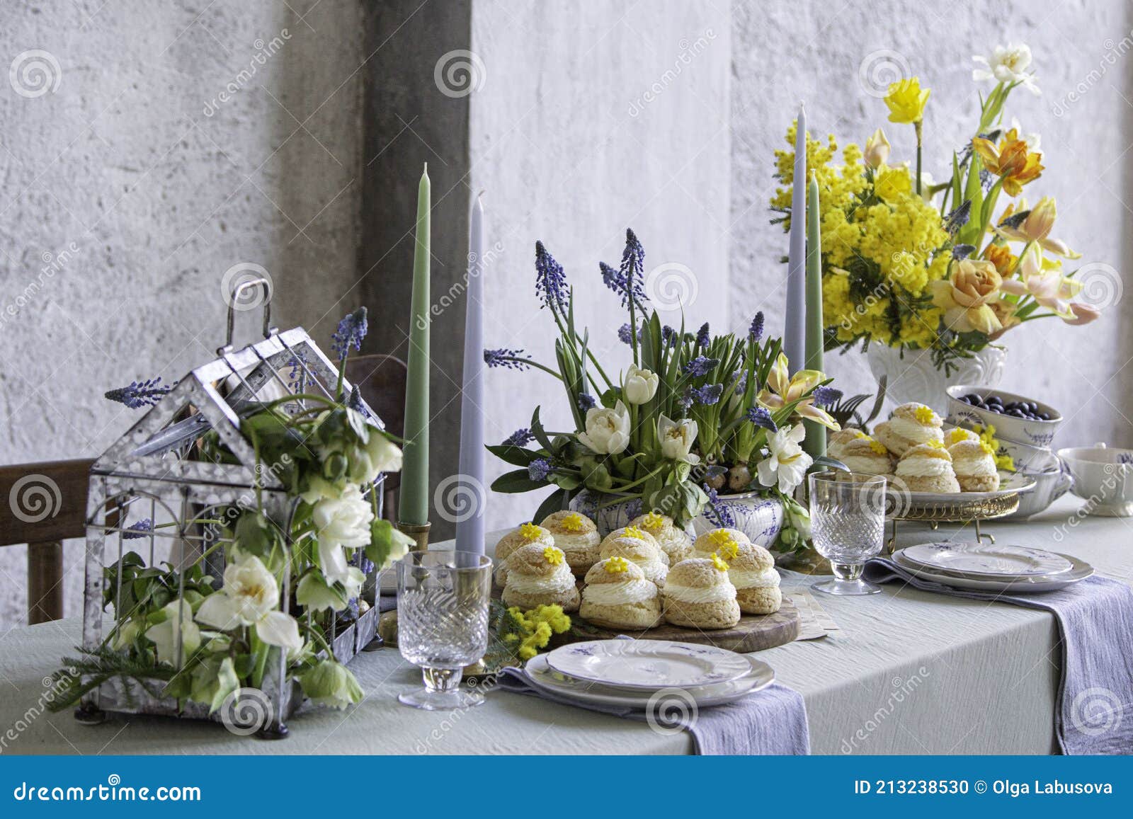 Bollos De Choux Con Crema Crujiente De Craquelin Puffs Rellenos De Crema En Una Mesa Decorada Con Flores De Primavera Foto de archivo - Imagen de caramelo, primer: 213238530 Bollos De Choux Con Crema Crujiente De Craquelin Puffs Rellenos De Crema En Una Mesa Decorada Con Flores De Primavera Foto de archivo - Imagen de caramelo, primer: 213238530
