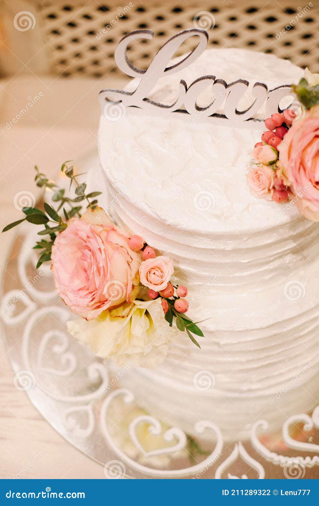 Feminino mão decorando o bolo de aniversário de casamento flor rosa no  carrinho.