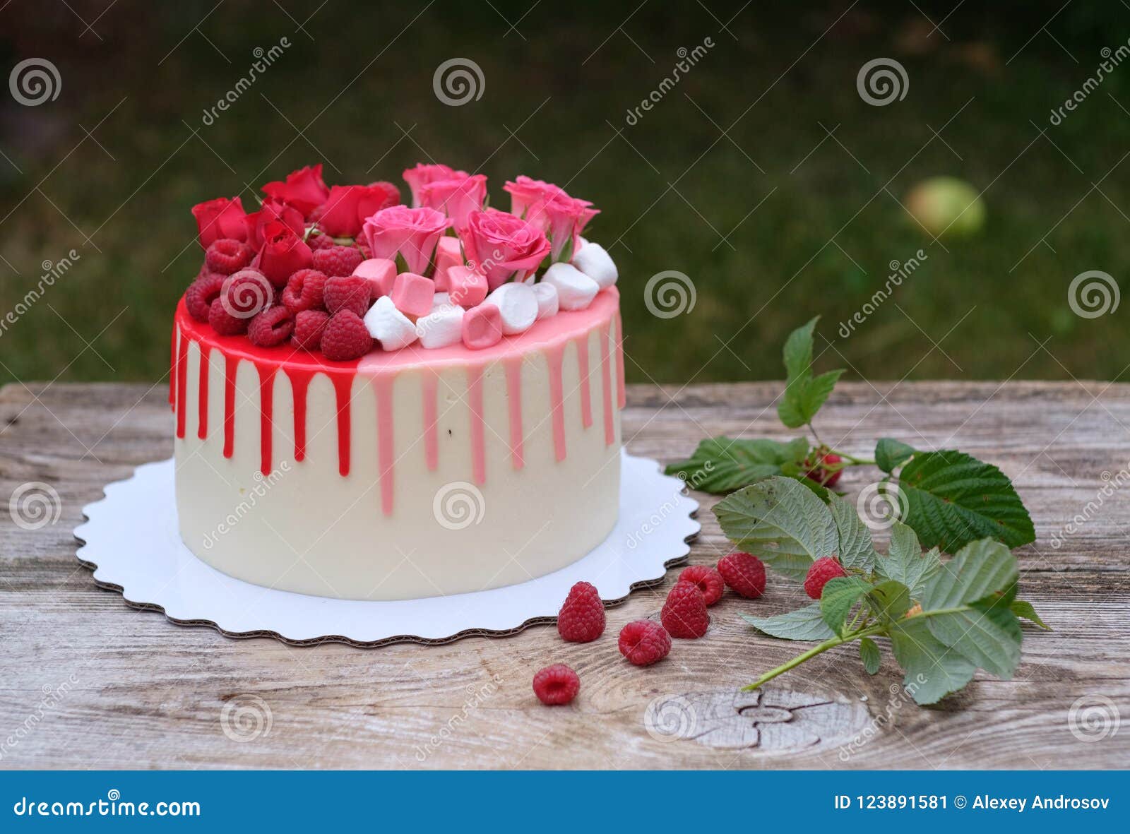 Bolo de aniversário de veludo vermelho lindo decorado com rosas