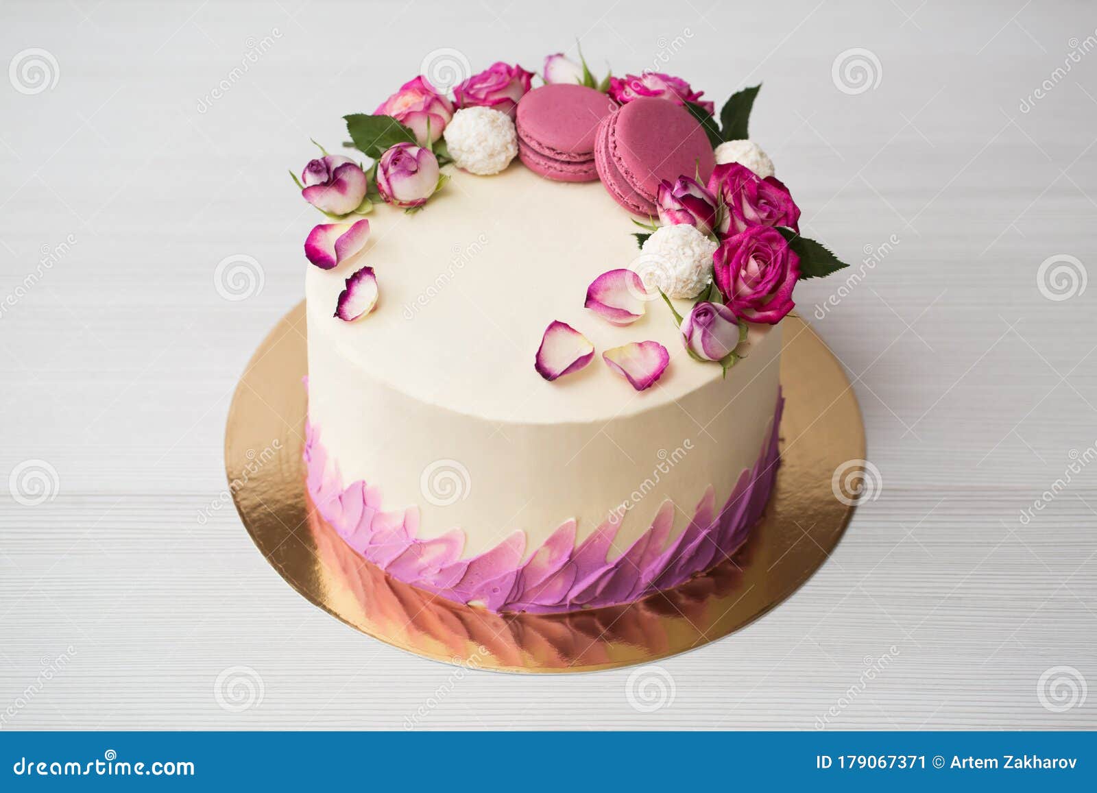 Bolos nus bonitos decorados com macaron e flor rosa em fundo de
