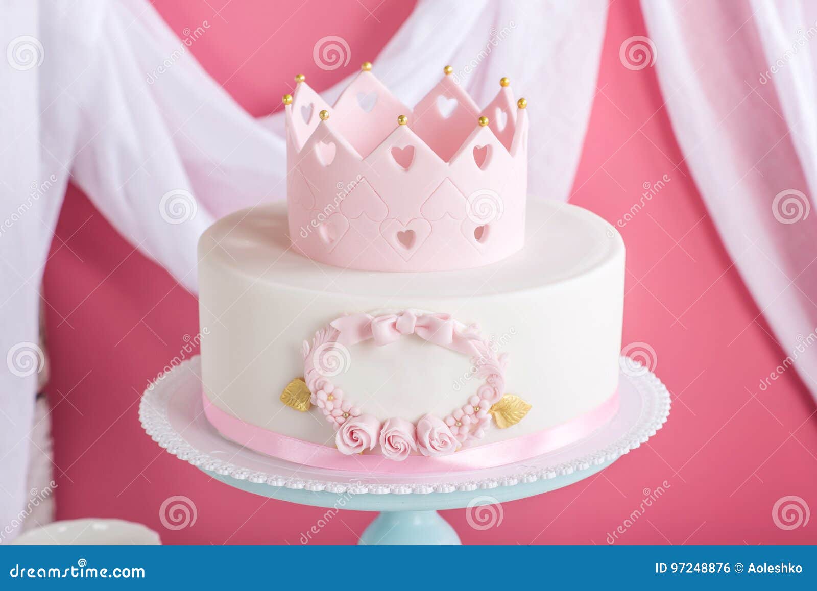 Bolo Cor-de-rosa Bonito Com Uma Coroa Na Tabela Ao Aniversário Para Uma  Princesa Foto de Stock - Imagem de tradicional, delicioso: 97248876