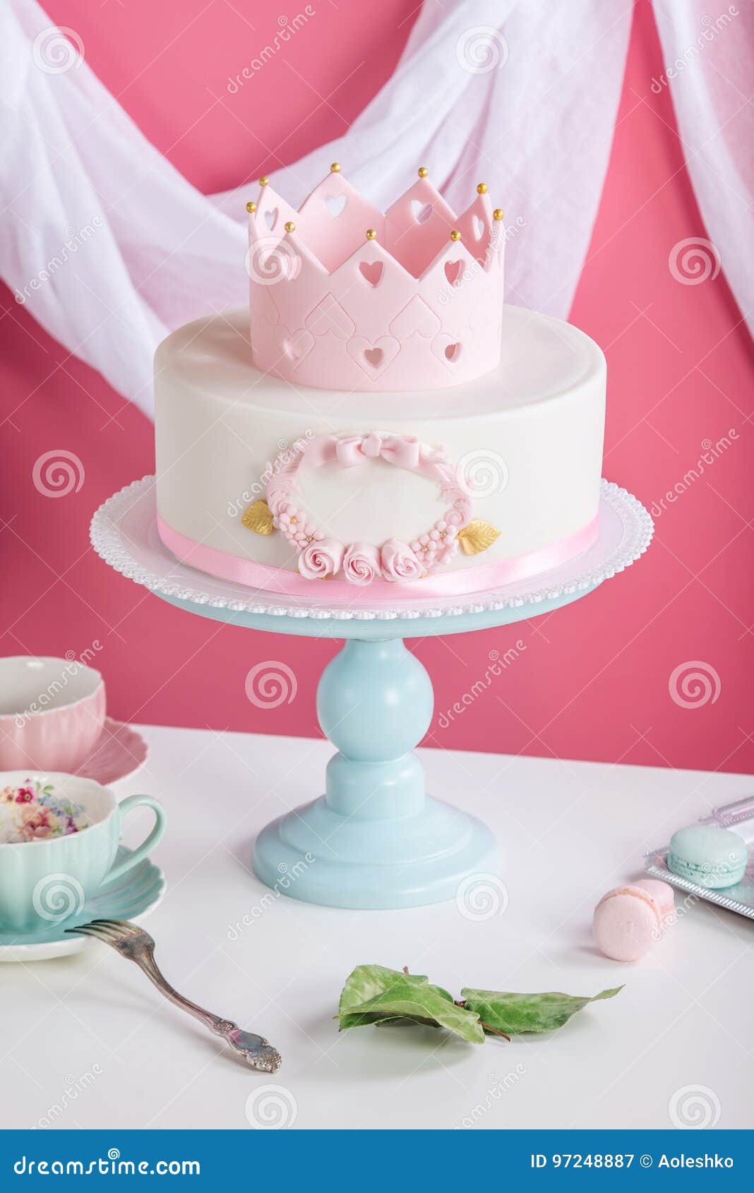 Bolo Cor-de-rosa Bonito Com Uma Coroa Na Tabela Ao Aniversário