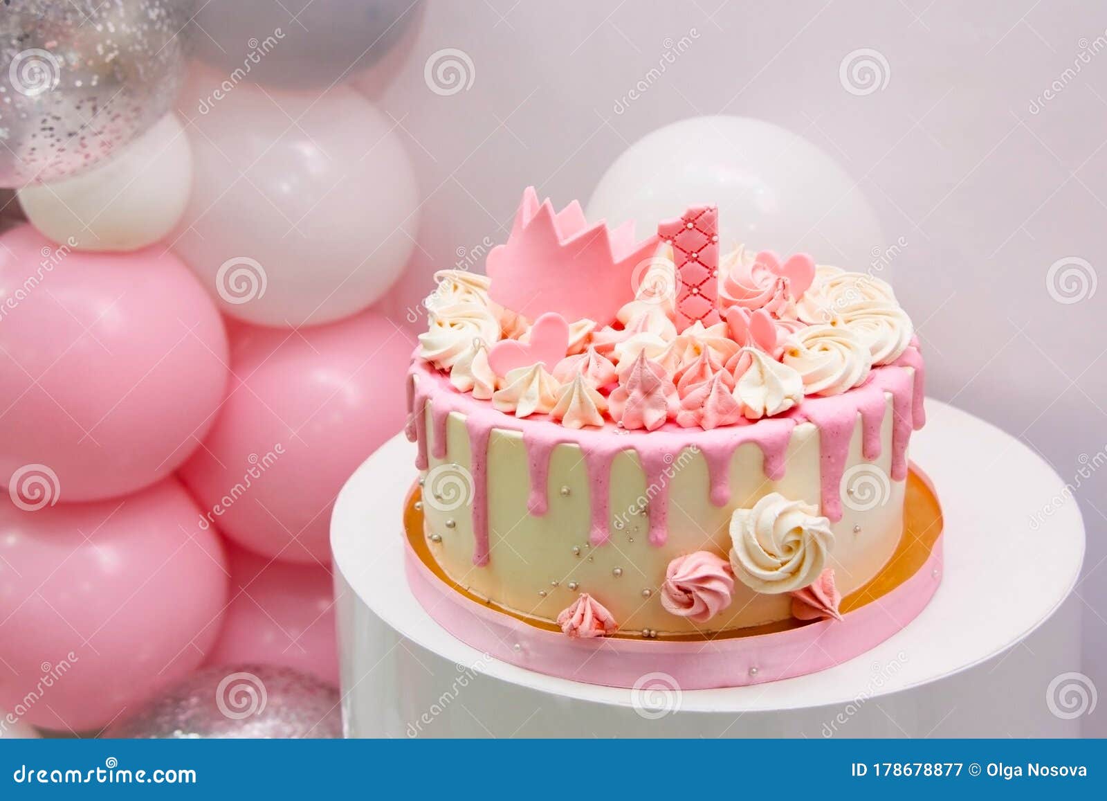 Bolo Cor-de-rosa Bonito Com Uma Coroa Na Tabela Ao Aniversário Para Uma  Princesa Foto de Stock - Imagem de tradicional, delicioso: 97248876