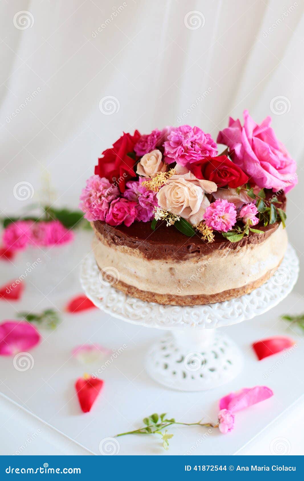 Bolo De Rosa Creme Azul Com Fundo Branco Para Comemoração De Aniversário.  Imagem de Stock - Imagem de pastelaria, feriado: 243237373