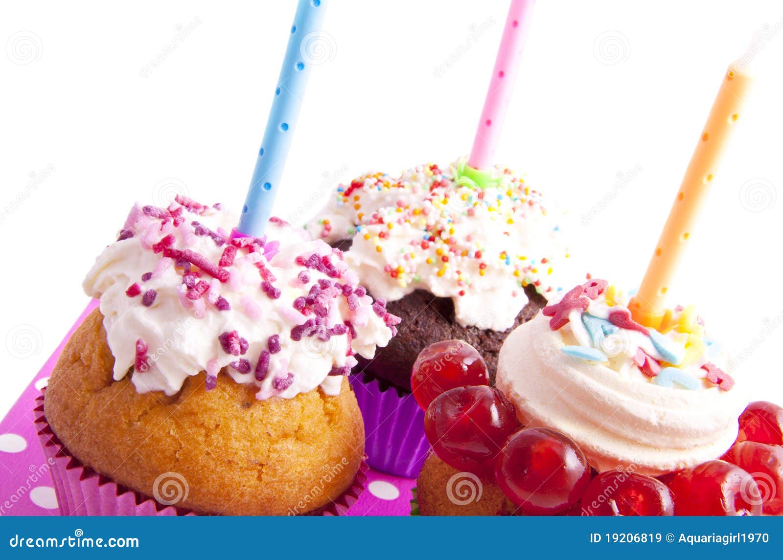 Bolo De Rosa Creme Azul Com Fundo Branco Para Comemoração De Aniversário.  Imagem de Stock - Imagem de pastelaria, feriado: 243237373