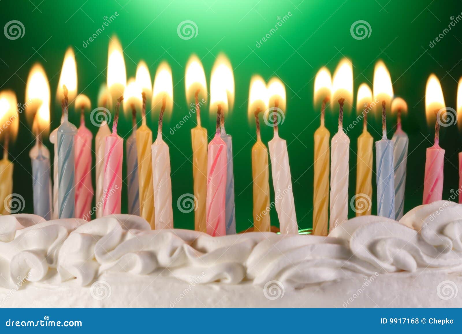 194.900+ Bolo De Aniversário fotos de stock, imagens e fotos royalty-free -  iStock