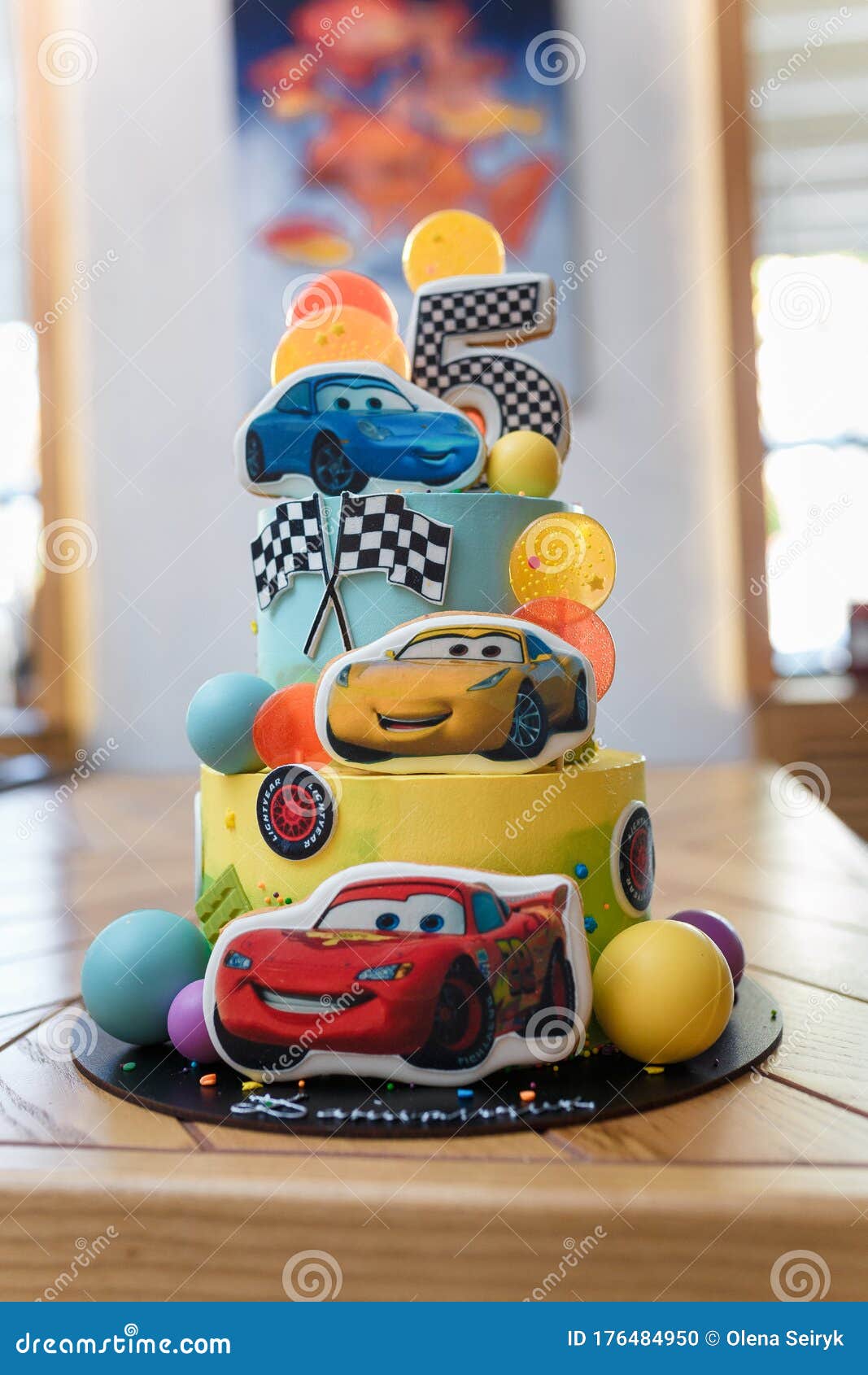 Bolo De Aniversário Com Ilustração De Carros. Bolo De Personagem De Desenho  Animado Para Festa Infantil. Evento Temático Imagem Editorial - Imagem de  creativo, divertimento: 176484950