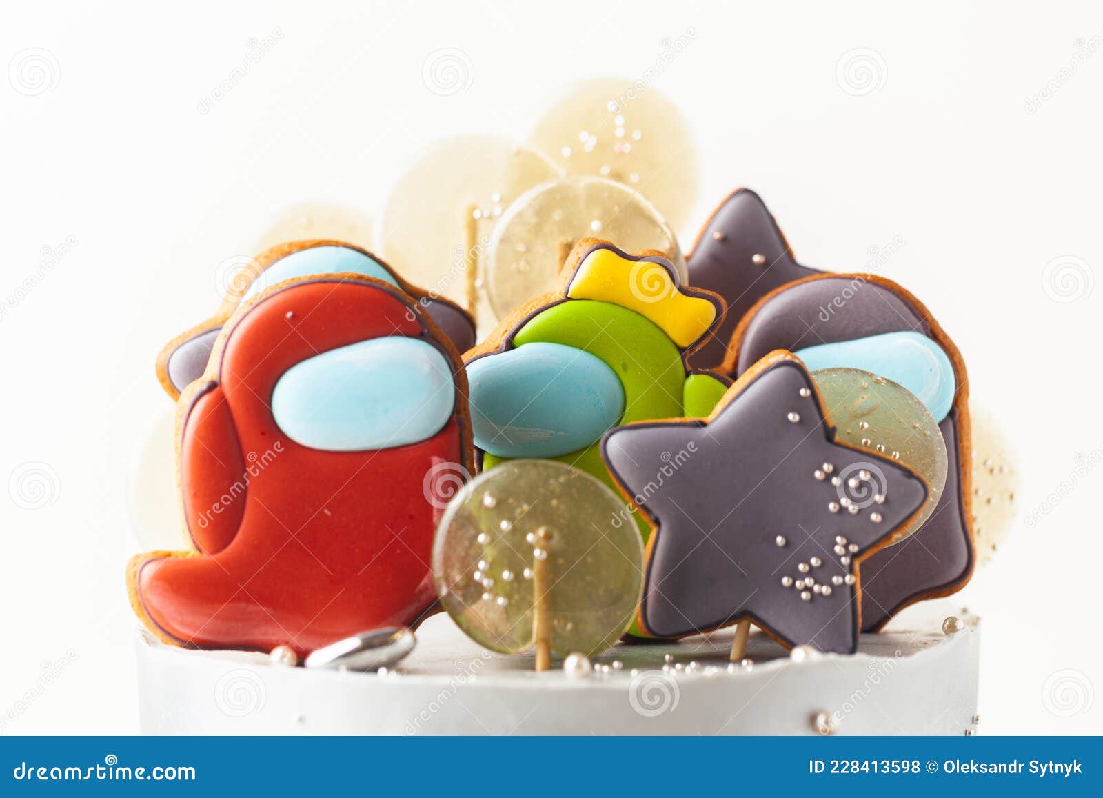 Bolo De Aniversário Decorado Com Biscoitos De Pão-de-gengibre Na Forma De  Personagens De Jogos De Computador Online. Entre Nós. Bo Foto de Stock  Editorial - Imagem de cartoon, padaria: 228413598