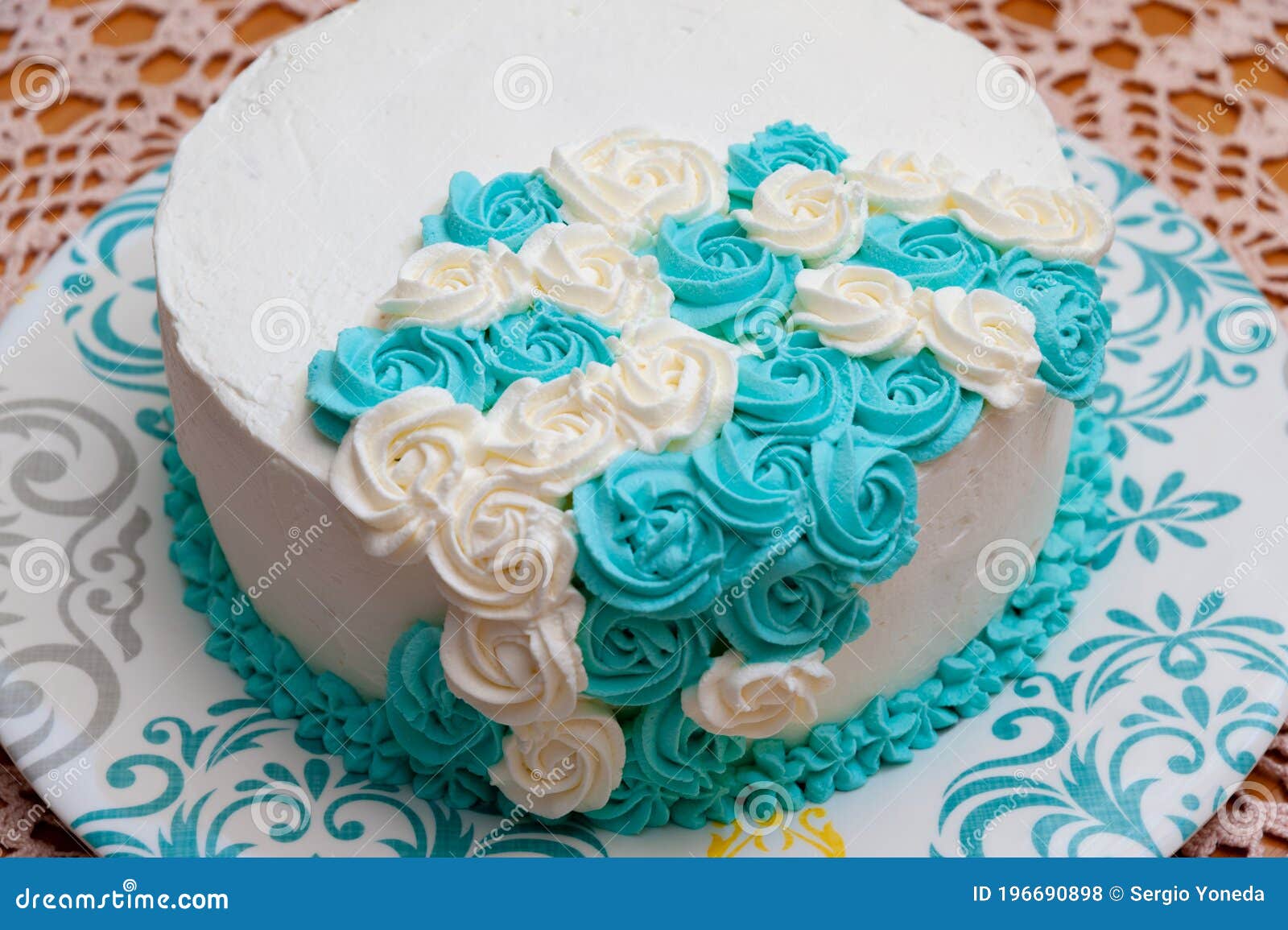 Bolo de aniversário azul e branco