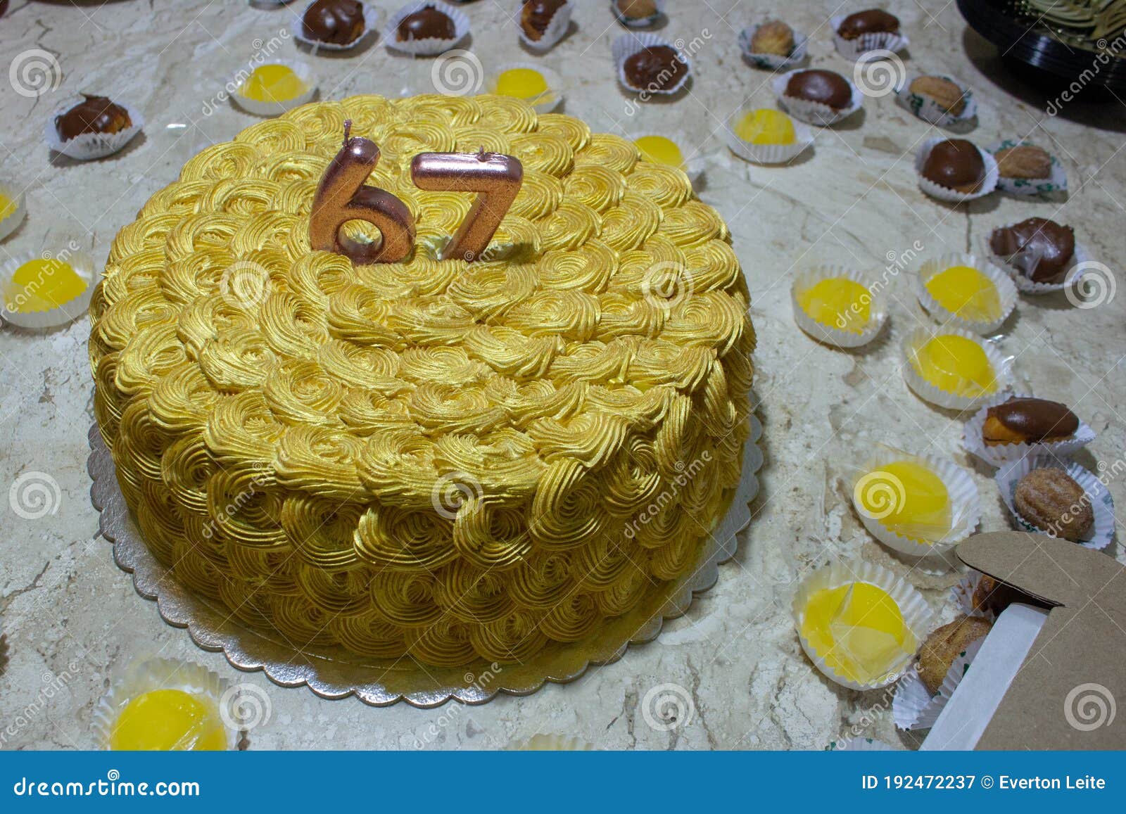 Bolo De Anivers?rio Estratificado Imagem de Stock - Imagem de dourado,  doce: 154712937