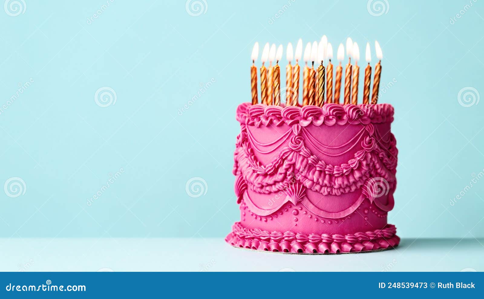 Bolo De Aniversário Rosa Com Gelado De Borboletas E Borboletas