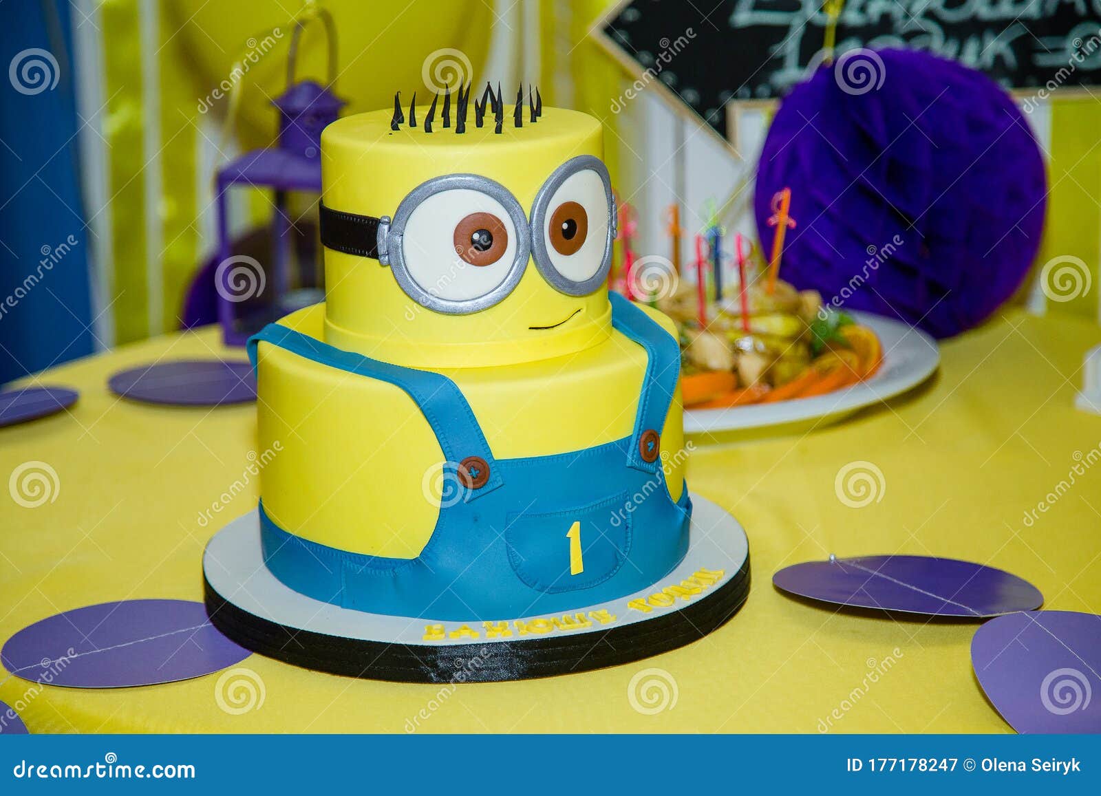 Bolo De Aniversário Em Forma De Minion. Bolo De Personagem De