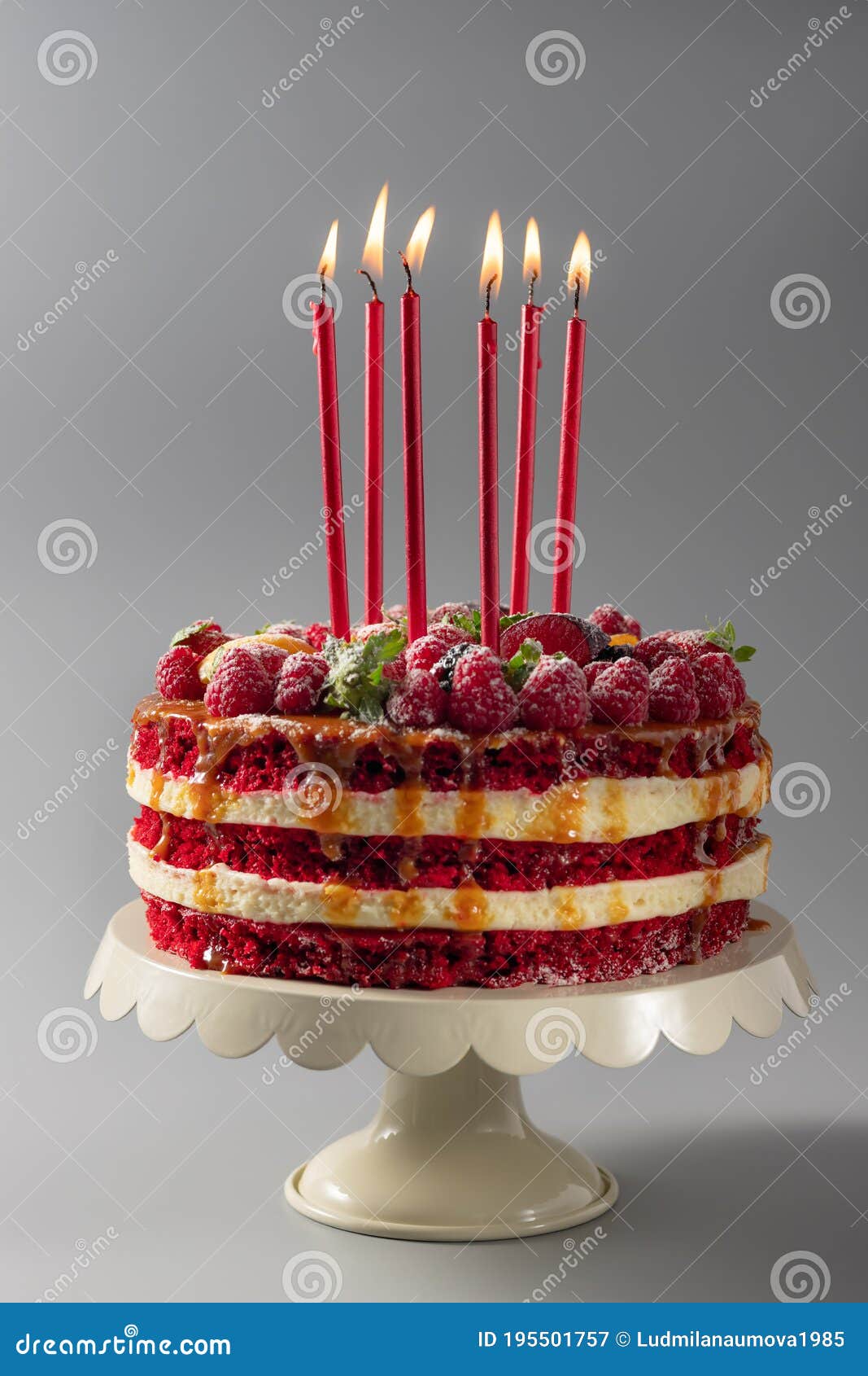 Bolo de aniversário de veludo vermelho lindo decorado com rosas