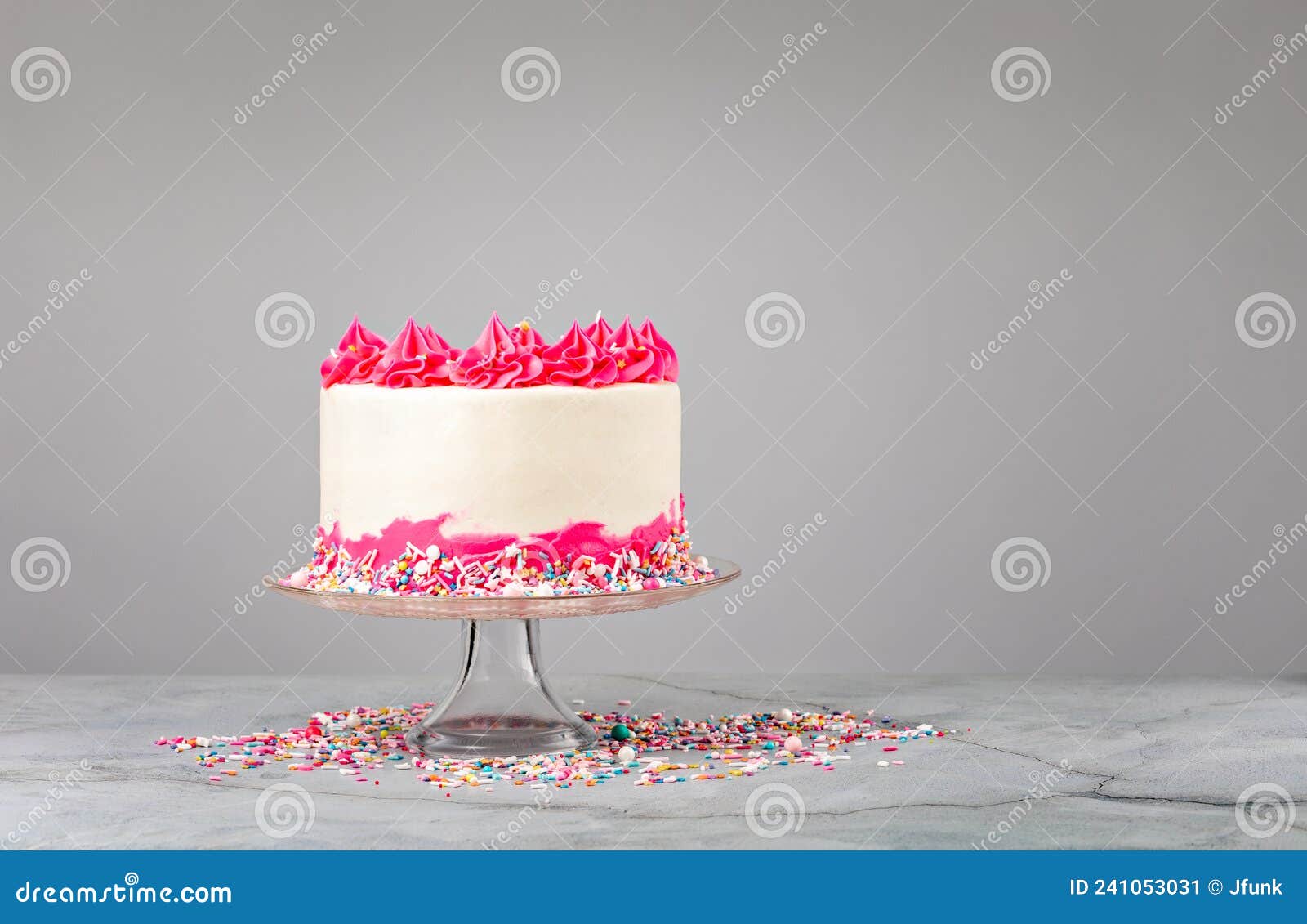 Bolo De Aniversário Rosa Com Gelado De Borboletas E Borboletas