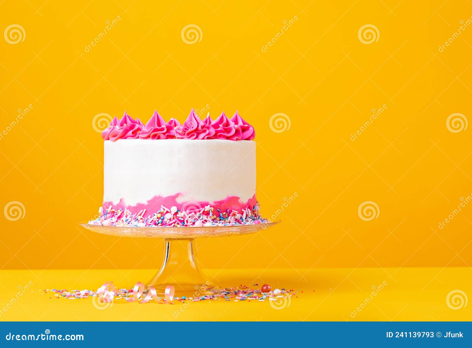 Bolo De Aniversário Rosa Com Gelado De Borboletas E Borboletas