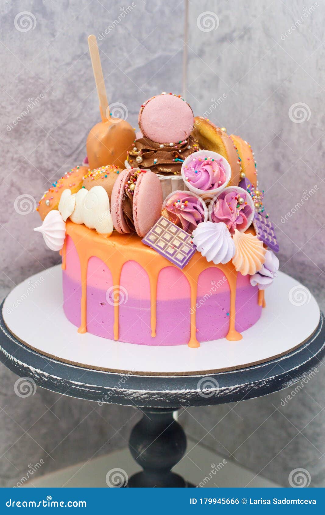 Bolo De Aniversário De Creme Cor-de-rosa Festivo Decorado Com Borboletas De  Waffle. Bolo Sobre Fundo Branco. Isolado. Imagem de Stock - Imagem de  partido, confeitaria: 269533369