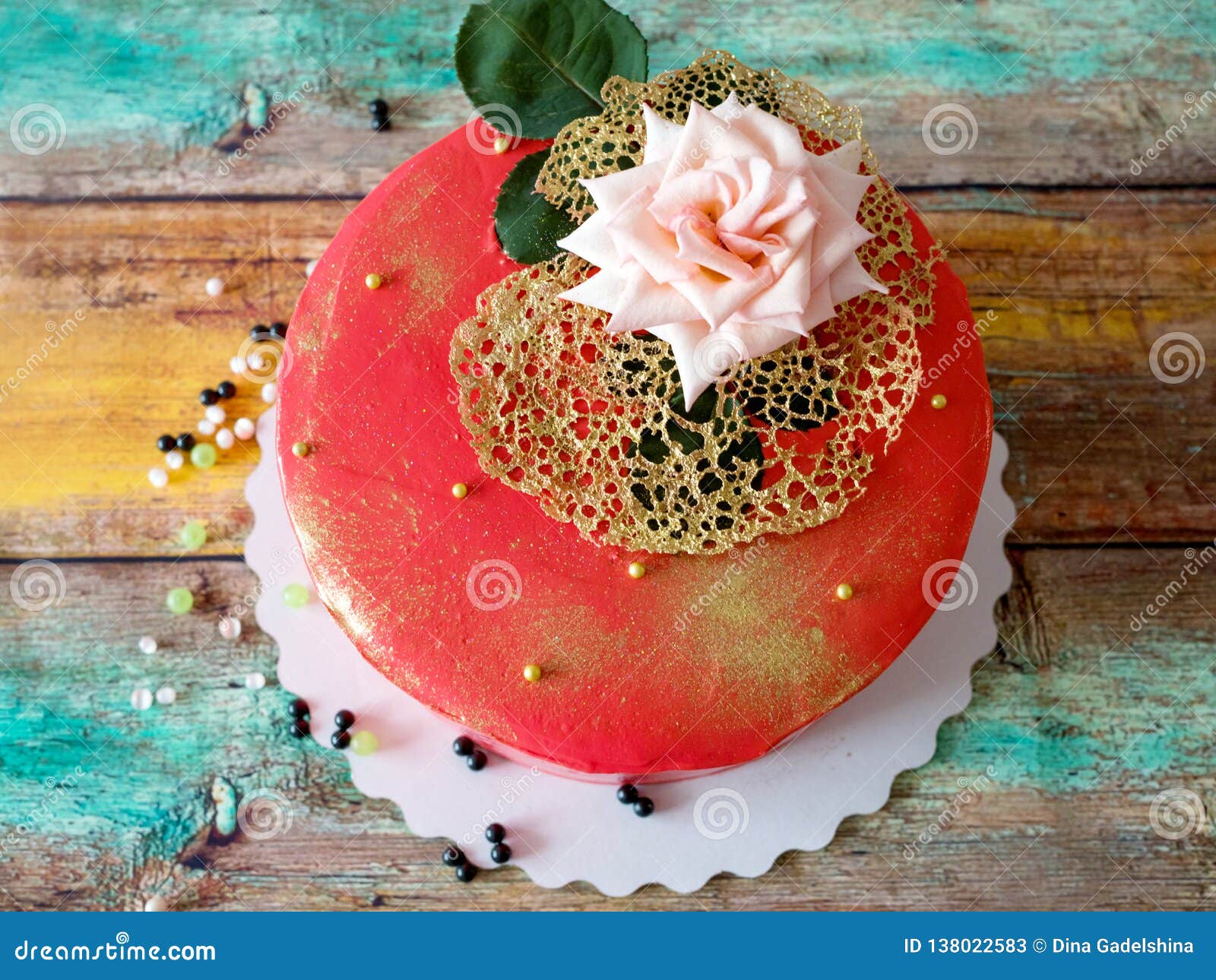 Bolo de aniversário de veludo vermelho lindo decorado com rosas