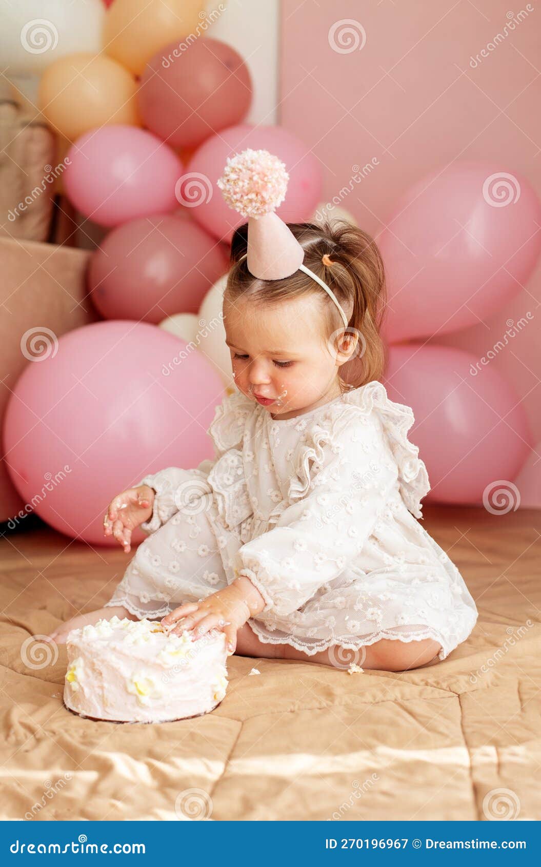 Carrossel Bolo De Aniversário Rosa - Fotografias de stock e mais