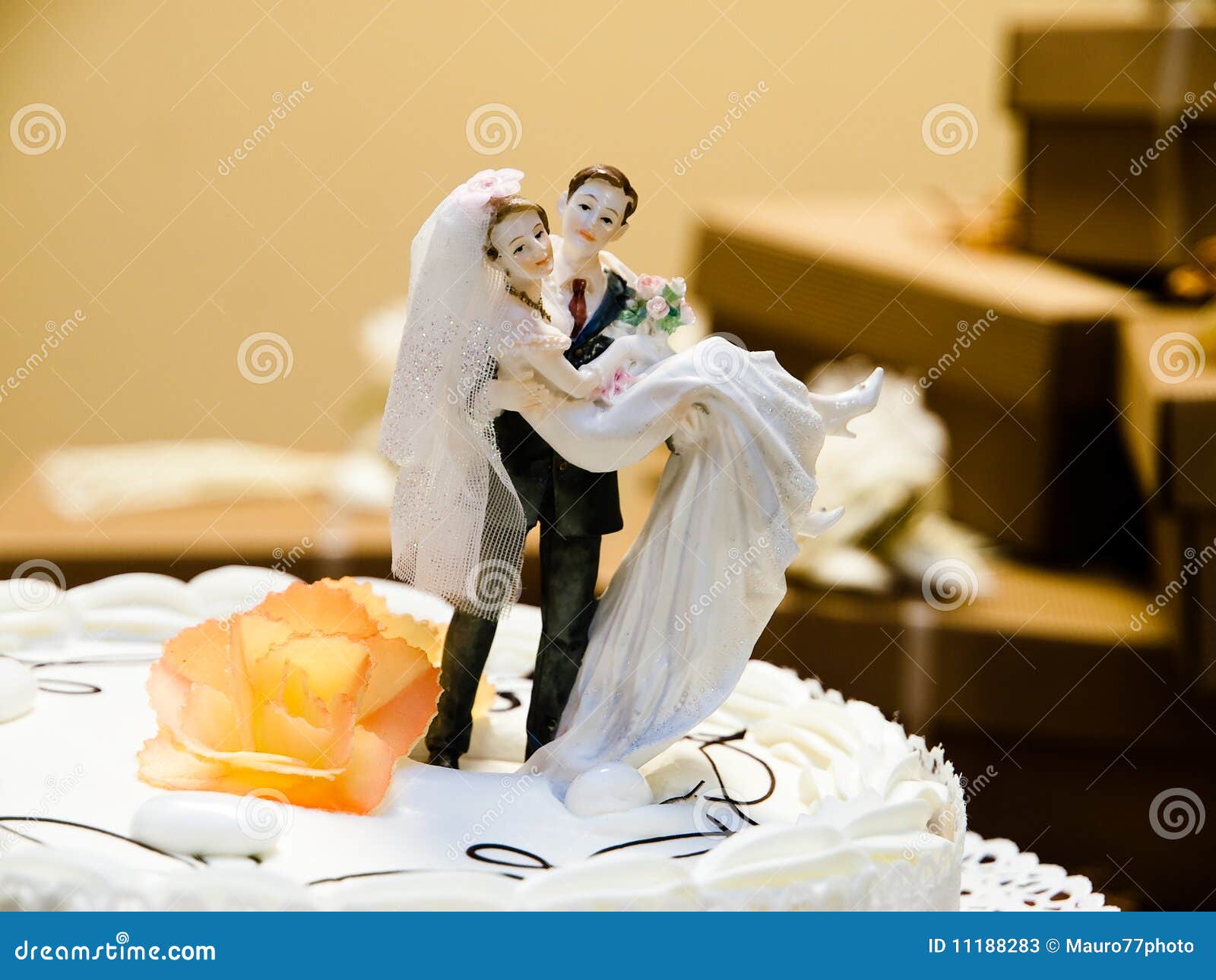 Bolo De Casamento - Jogo Sobre Foto de Stock - Imagem de adulto, machos:  104132526