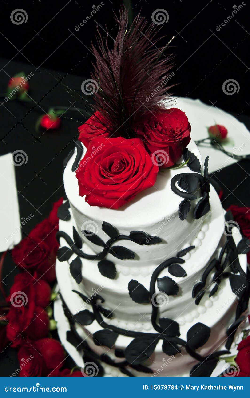 Bolo De Casamento Do Marfim Do Vintage Com Rosas Imagem de Stock - Imagem  de jogo, flor: 98852881