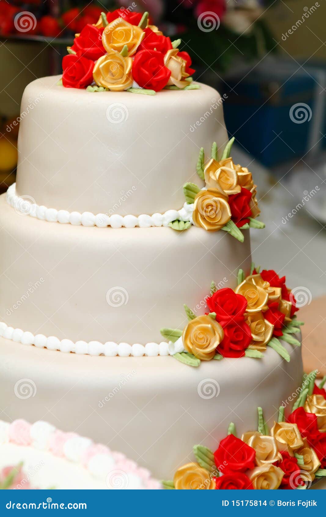 Bolo De Casamento - Jogo Acabado Foto de Stock - Imagem de adversidade,  conter: 179854596