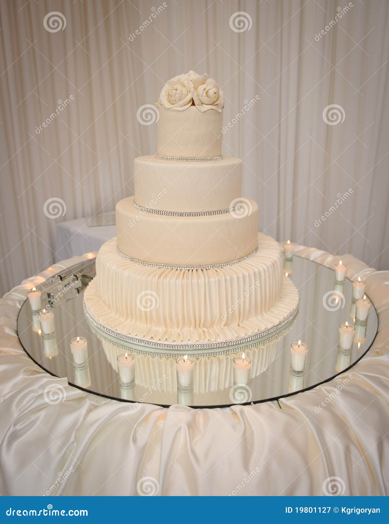 Bolo De Casamento - Jogo Acabado Foto de Stock - Imagem de adversidade,  conter: 179854596